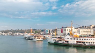 Turistik gemi ve ferris trafik boğaz tekne istasyonu timelapse yakınındaki görüntülemek Galata Köprüsü, Istanbul, Türkiye. Arka plan bahar günü, gün batımına tepede Çamlıca ile şehir manzarası