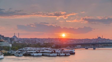 Yolcu feribot günbatımı timelapse, Istanbul manzarası, Türkiye'nin boğaz ve Haliç'ın tekne istasyonu yakınındaki. Cami ve arka plan üzerinde köprü ile sping gün su yansıma