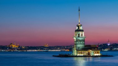Genç kızları gece geçiş timelapse istanbul, Türkiye, kiz kulesi Kulesi için güzel bir gün batımı gün sonra kule. Bosforus su yansıması ile arka plan üzerinde şehir manzarası