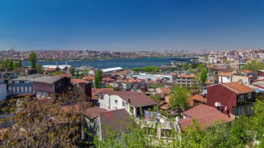 En iyi panoramik leyleklerin evleri ve camilerde Golden Horn timelapse Istanbul, Türkiye'de arkasında. Feribot yelken Haliç yukarı ve aşağı gemi.