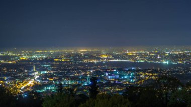 Beşiktaş İlçe trafik Çamlıca tepe üzerinde şehrin Asya bölümünden alınan istanbul'da gece timelapse üstten görünüm. Gemi ile Boğaz'ın su yansıması