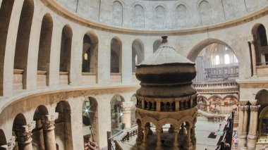 Jerusalem, İsrail - Temmuz 2016 yaklaşık: Kutsal Kabir Kilisesi içinde Jerusalem timelapse üstten. Dünyadaki tüm Hıristiyanlar için en kutsal yer burası. Golgota, mesh, Jesus Grave taş. Jerusalem, İsrail