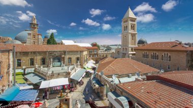 Eski kasaba timelapse görünümünü. Kudüs, İsrail. Eski Kudüs şehri, en tepeden başlayarak. Pazar, Çeşme ve sokakları. Mavi bulutlu gökyüzü