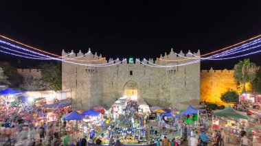 Damascus Gate giriş timelapse eski şehir Kudüs Filistin İsrail gece ışık uzun pozlama hareket bulanıklığı. Piyasada ramazan kalabalık
