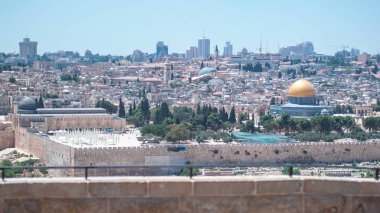 Jerusalem timelapse Zeytin Dağı kaya kubbe ile panoramik görünüm. Yaz günü ve gözlem güverte üzerinde kişi mavi gökyüzü