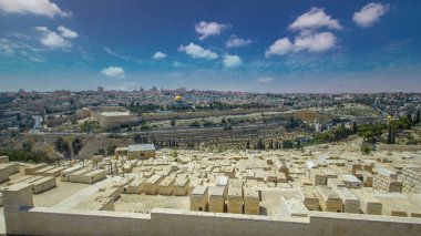 Jerusalem timelapse hyperlapse Mount of Olives kaya kubbe ile panoramik görünüm. Yaz günü, mavi gökyüzü