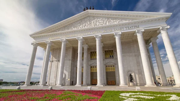 Staatsoper Und Balletttheater Astana Opera Zeitraffer Hyperlapse Mit Blumenbeet Davor — Stockfoto