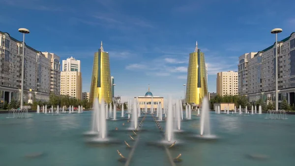 Square Front Orda Timelapse Hyperlapse Yellow Towers Fountain Foreground Astana — Stock Photo, Image