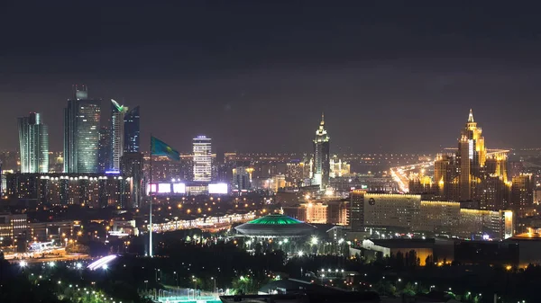 Şehir Merkezi ve merkezi iş bölgesine döndü Kazakistan, Astana, Orta Asya, sirk ve bayrak Timelapse aydınlatma ile üzerinden yükseltilmiş gece görünüm