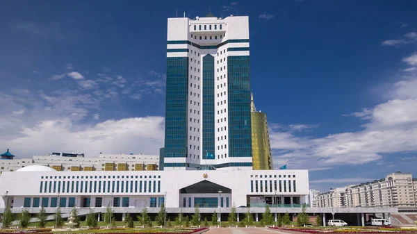Kazakistan Cumhuriyeti timelapse hyperlapse flowerbed yakınındaki, Astana 4k ile için House of Parliament