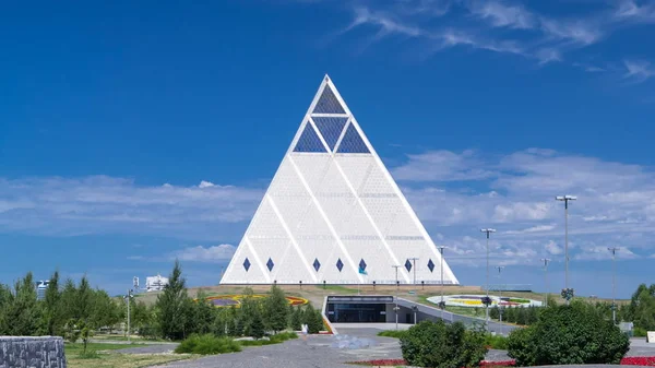 Astana Kazakhstan Julho 2016 Exterior Palácio Paz Reconciliação Edifício Timelapse — Fotografia de Stock