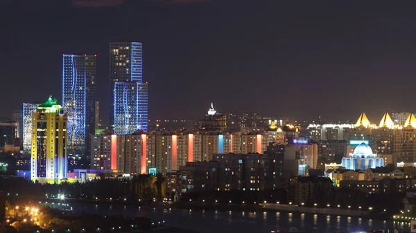 照明からタイムラプスをオンに 中央アジアのカザフスタン アスタナ シティ センターと塔と中央ビジネス地区の上高架夜ビュー — ストック写真