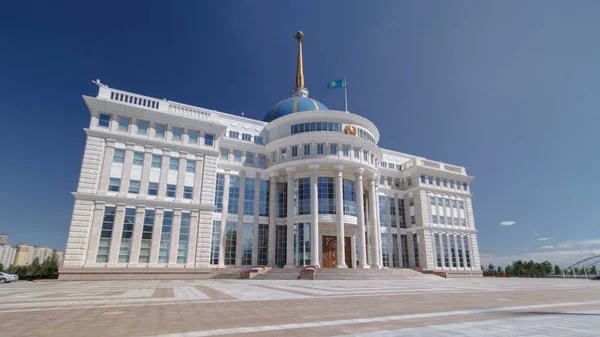Kazakistan Cumhuriyeti Ak Orda timelapse hyperlapse Astana, Kazakistan'ın Başkanı'nın ' ların evi. Önden Görünüm. Yaz günü, mavi gökyüzü