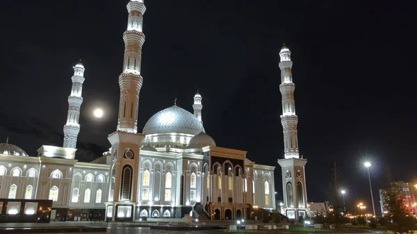 Oświetlony Meczet Sultan Hazrat Astana Timelapse Hyperlapse Nocy Przy Pełni — Zdjęcie stockowe