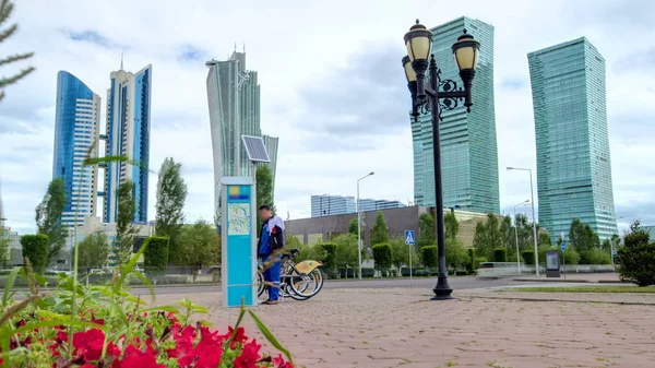 Nurzhol Boulevard Timelapse Hyperlapse Bicycle Rent Parking Flowers Modern New — Stock Photo, Image
