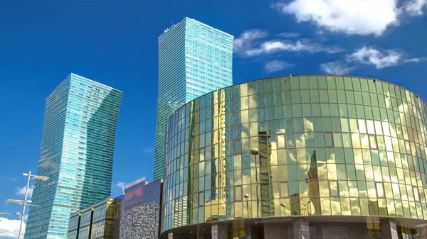 阿斯塔纳 哈萨克斯坦 2016年7月 摩天大楼在 Nurzhol Timelapse Hyperlapse 现代新办公楼和会展中心的塔楼在共和国首都 哈萨克斯坦阿斯塔纳 — 图库照片