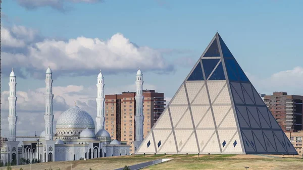 Astana Kazakhstan Julio 2016 Centro Cultural Palacio Paz Reconciliación Timelapse —  Fotos de Stock
