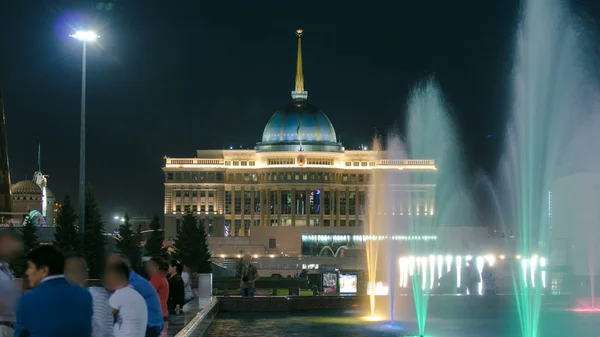 Wassergrüner Boulevard Der Nacht Zeitraffer Mit Springbrunnen Präsidentenpalast Hintergrund Nurzhol — Stockfoto