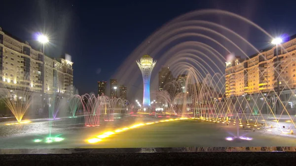 Astana Kazakhstan Julio 2016 Torre Bayterek Espectáculo Fuentes Por Noche —  Fotos de Stock