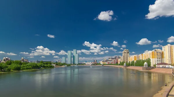 Yesil Fiume Timelapse Iperlapse Con Torri Moderne Complesso Residenziale Astana — Foto Stock