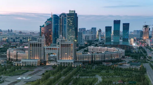 高架的景色的城市中心和中央商务区从一天到夜过渡游戏中时光倒流屋顶 哈萨克斯坦 阿斯塔纳 — 图库照片