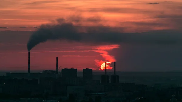 Высокий Вид Восходом Солнца Над Центром Города Дымящимися Трубами Центральным — стоковое фото