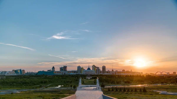 Πανόραμα Όμορφο Ηλιοβασίλεμα Timelapse Της Πόλης Astana Και Κατοικία Του — Φωτογραφία Αρχείου