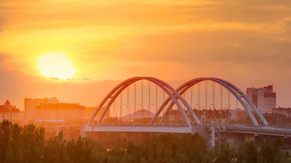 Sunset Timelapse Ovanför Bron Över Floden Med Transport Trafik Och — Stockfoto