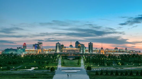 Astana Şehir Gün Gece Geçiş Timelapse Başkan Ikamet Akorda Park — Stok fotoğraf