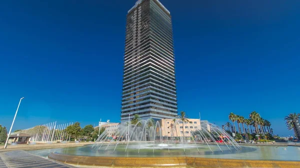 Barcelona España Agosto 2016 Rascacielos Con Fuente Timelapse Hiperlapso Puerto —  Fotos de Stock