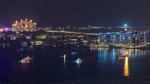 棕榈朱美拉与 Yahcts 酒店在夜间景观从摩天大楼迪拜码头 Timelapse 棕榈朱美拉是一个非常受欢迎的住宅区位于海 — 图库照片