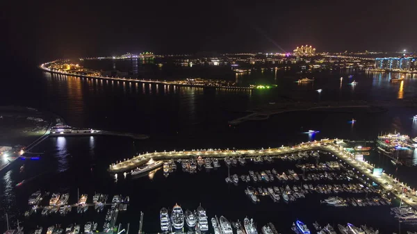 夜の超高層ビル ドバイ マリーナ タイムラプス パーム ジュメイラからの眺望は海に位置する人気の住宅地港とホテルで Yahcts とパーム ジュメイラ — ストック写真