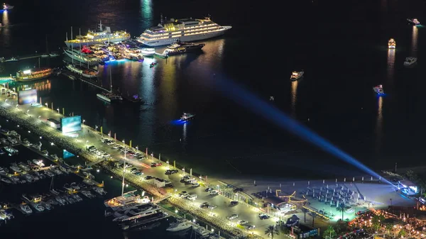 Hamnen Nära Palm Jumeirah Med Yahcts Och Bilar Parkering Natten — Stockfoto