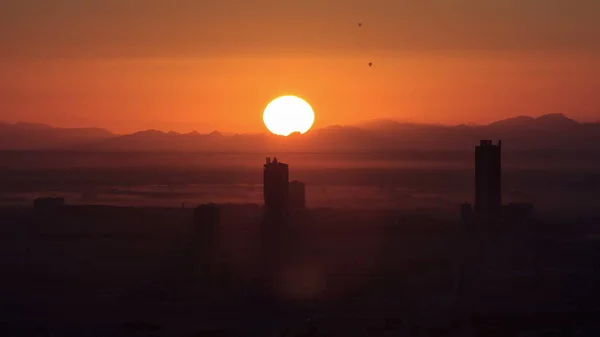 日出在迪拜码头与大厦 山和轻飞行器从顶部 Skyscrapper 阿联酋 Timelapse 关闭视图 — 图库照片