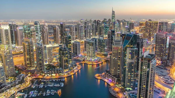 Dubai Marina Jachty Porcie Nowoczesne Wieże Góry Wieżowiec Przejścia Dnia — Zdjęcie stockowe