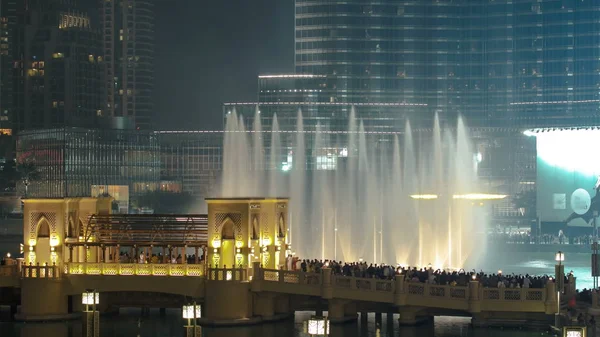Dubai Birleşik Arap Emirlikleri Timelapse Büyük Müzikal Çeşmenin Insanların Yürüme — Stok fotoğraf
