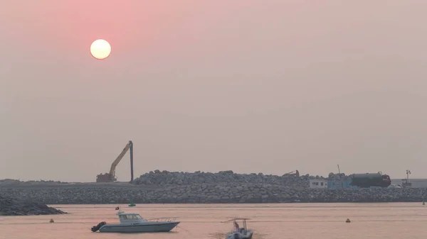 在迪拜附近的朱美拉海滩放松日落 平静的海和小船放松在迪拜 Timelapse — 图库照片