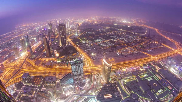 迪拜市区从日夜过渡与城市灯光从迪拜塔 Timelapse 豪华的新高科技小镇在中东 阿拉伯联合酋长国建筑 关于酋长扎耶德路4K 鱼眼的看法 — 图库照片