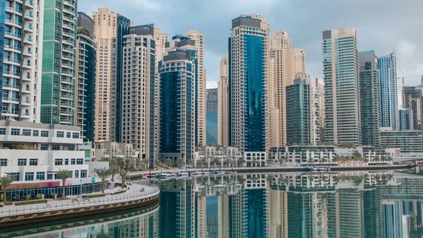 Piękny Poranek Widok Mostu Dubai Marina Towers Nowoczesny Odzwierciedlenie Wodzie — Zdjęcie stockowe