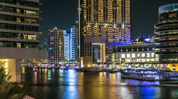 迪拜码头北区路堤与游艇和从桥在阿拉伯联合酋长国迪拜 晚上游戏中时光倒流的现代摩天大楼 迪拜码头是在迪拜和人工运河城市区 — 图库照片