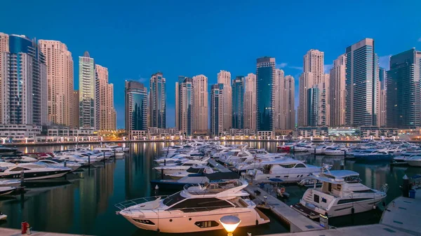 Dubai Marina Niebieskiej Godzinie Noc Dnia Przejścia Timelapse Wielu Jachtów — Zdjęcie stockowe