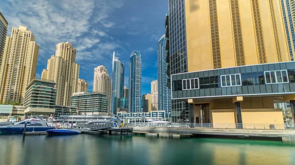 Vista Marina Dubai Partir Cais Com Iates Flutuantes Barcos Hiperlapso — Fotografia de Stock