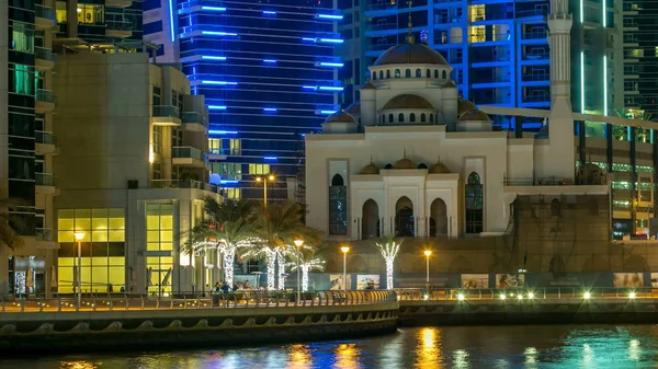 Mesquita Entre Edifícios Modernos Arranha Céus Torres Hotéis Noite Timelapse — Fotografia de Stock