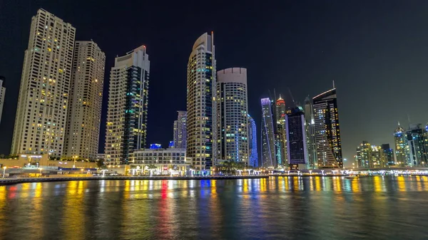 Vew Dubai Marina Promenade Mit Jachten Und Modernen Türmen Spiegelt — Stockfoto