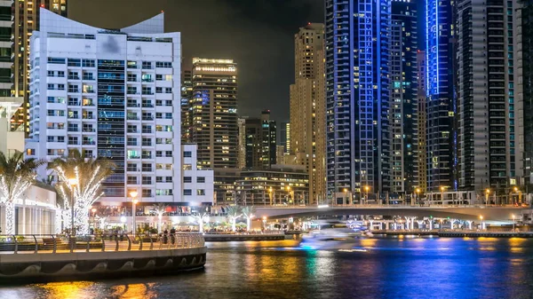 Vew Dubai Marina Promenade Mit Booten Palmen Und Modernen Türmen — Stockfoto
