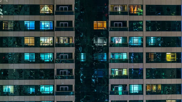 Janela Edifício Vários Andares Iluminação Vidro Aço Pessoas Dentro Timelapse — Fotografia de Stock