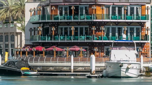 Promenade Und Restaurants Zeitraffer Yachthafen Spaziergang Mit Schwimmenden Yachten Und — Stockfoto