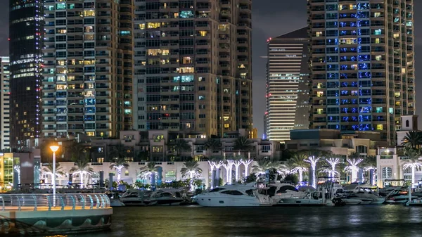 在迪拜海滨散步 Timelapse 在晚上 阿联酋 从路堤与棕榈 浮动船和塔的看法 迪拜码头是一个在迪拜的一个地区与人工运河城市谁容纳超过12万人在波斯湾 — 图库照片