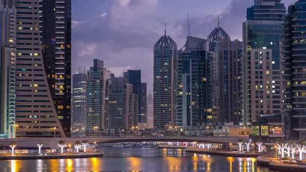 Vew Dubai Marina Csatorna Töltés Modern Tornyok Jachtok Tükröződik Vízben — Stock Fotó
