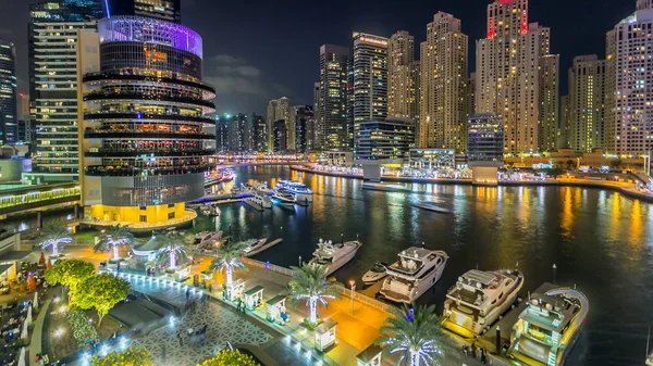 Dubai Yat Limanı vew setin avuç içi, kuleleri ve yatlar restoran arasında alışveriş merkezinde Dubai gece timelapse, Birleşik Arap Emirlikleri yakınındaki. Dubai Yat Limanı Dubai ve bir yapay canal city kuzeyinde. 